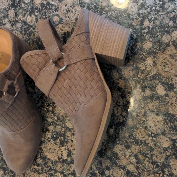 Universal Thread suede open back bootie taupe size 11 - Picture 3 of 6